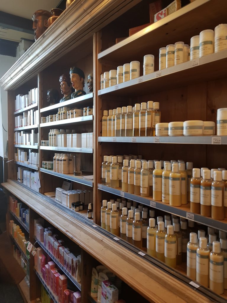 반데르피게 약국에 진열되어 있는 천연 화장품, 하우드밸러스와 스킨케어 완제품 모습